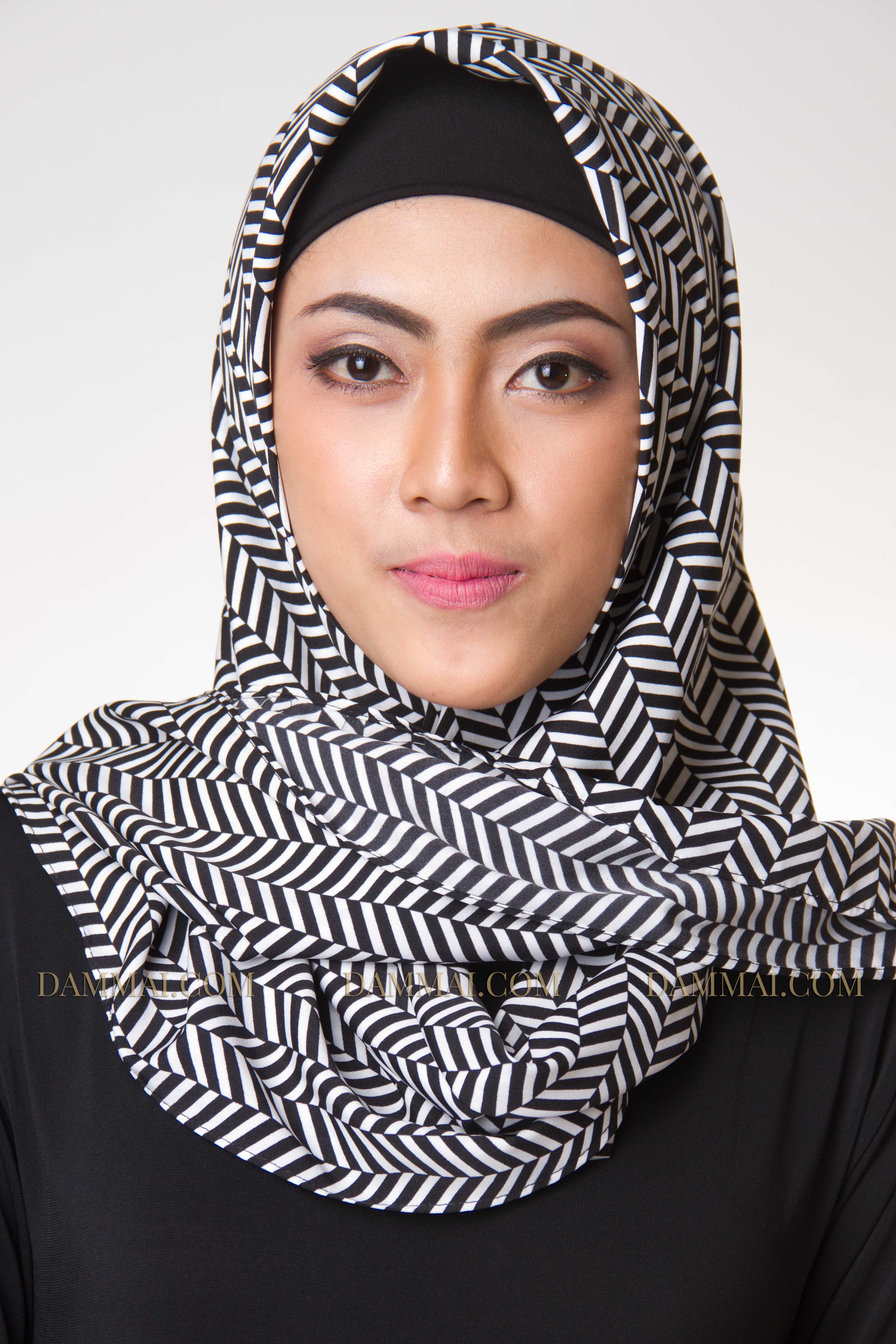 Modern Stripes Hijab Segi Empat  DAMMAI